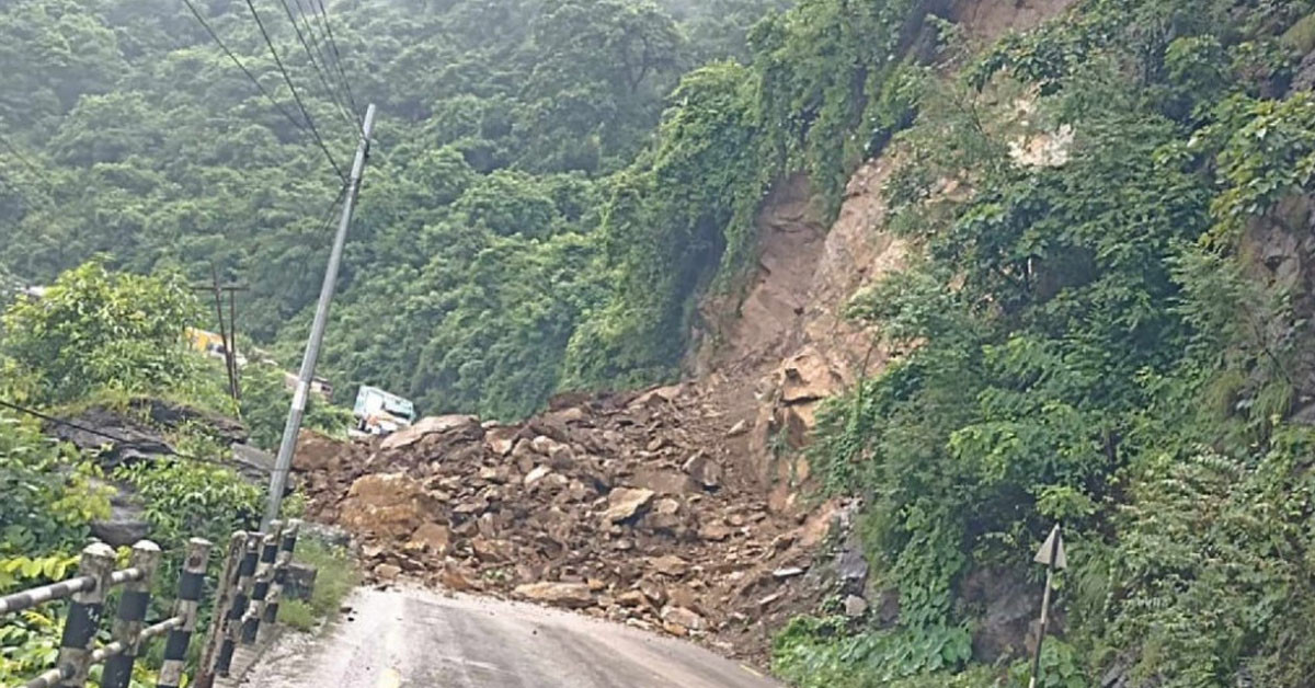 धादिङमा पहिरो खस्दा पृथ्वी राजमार्ग अवरूद्ध