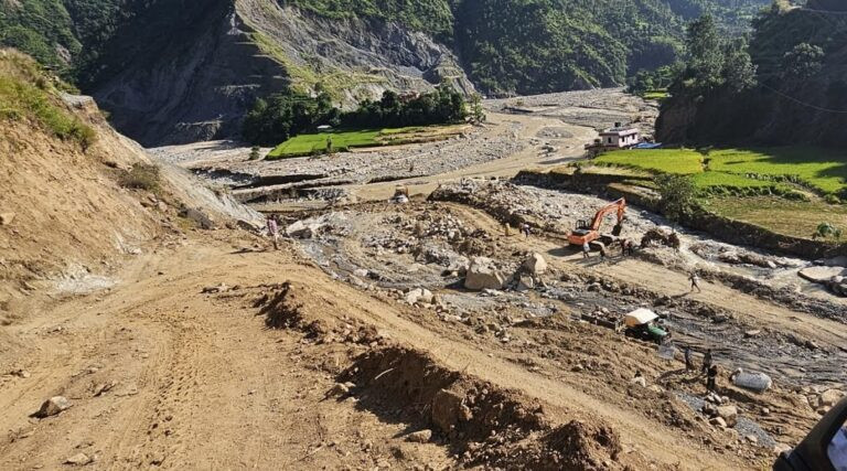 बाढीपहिरोले क्षतिग्रस्त बिपी राजमार्गको १४ स्थानमा मर्मत थालियो