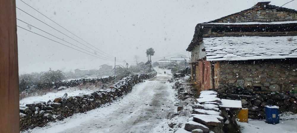 ढोरपाटनमा वर्षको पहिलो हिमपात,किसान हर्षित