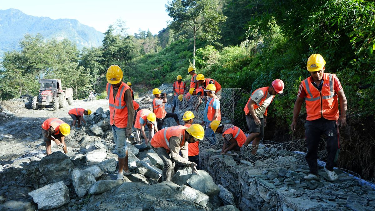 ढोरपाटन जोड्ने सडक स्तरोन्नित गरिँदै