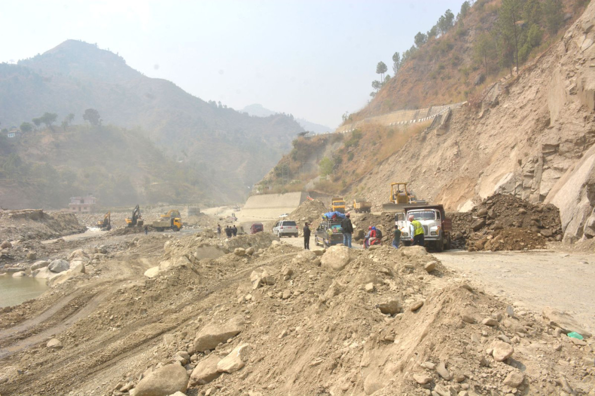 बिपी राजमार्गमा पहिरो प्रभावित क्षेत्रमा यसरी वैकल्पिक सडक निर्माण गरिंदै