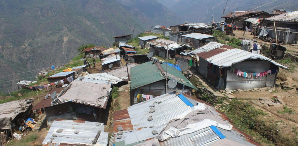 बारपाकमा भूकम्पपछि १० वर्ष बितिसक्दा पनि त्रिपालमुनि नै बास