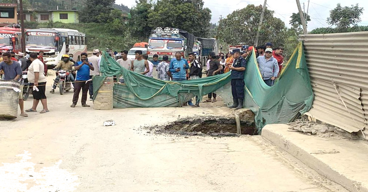धादिङको थाक्रेमा पुल भ्वाङ परेपछि यात्रु अलपत्र