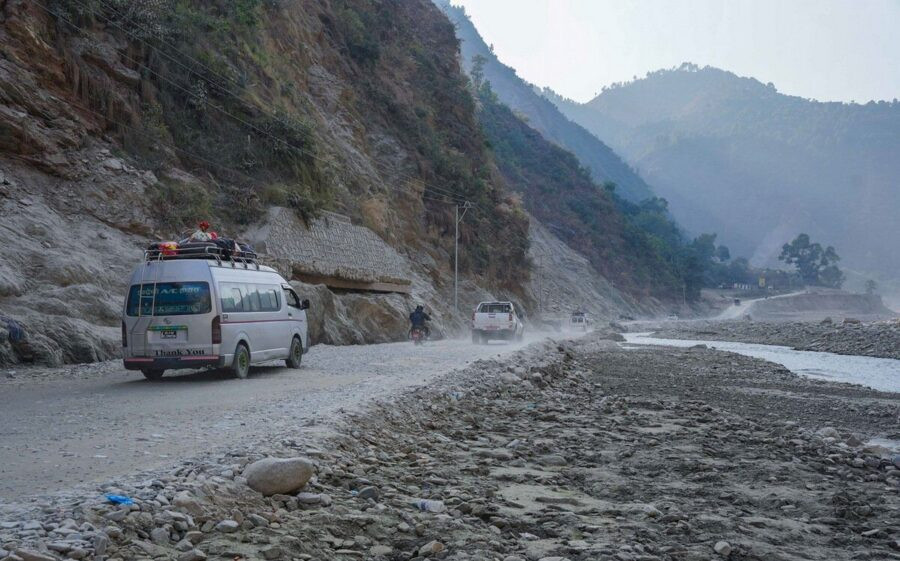 बिपी राजमार्गमा प्रहरीद्वारा सवारी सञ्चालनमा रोक