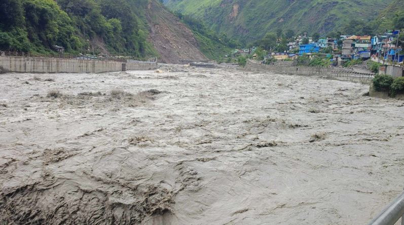 महाकालीमा बढ्यो पानीको बहाब, शारदा ब्यारेजमा चार पाङ्ग्रे सवारीसाधन बन्द