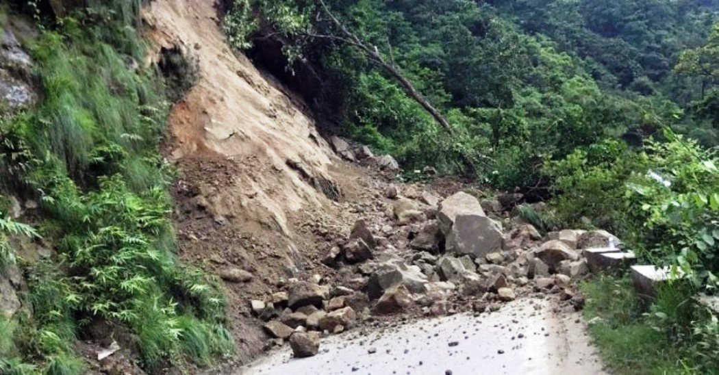 बाढी-पहिरोका कारण देशका १६ स्थानमा मुख्य सडक अवरुद्ध