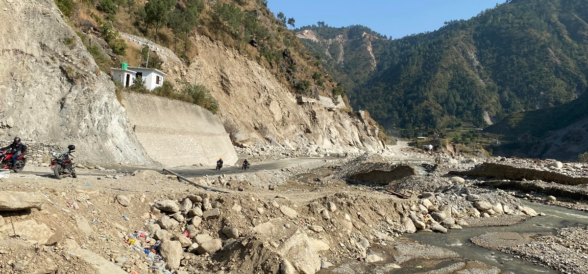 वर्षाले १३ स्थानमा सडक अवरुद्ध