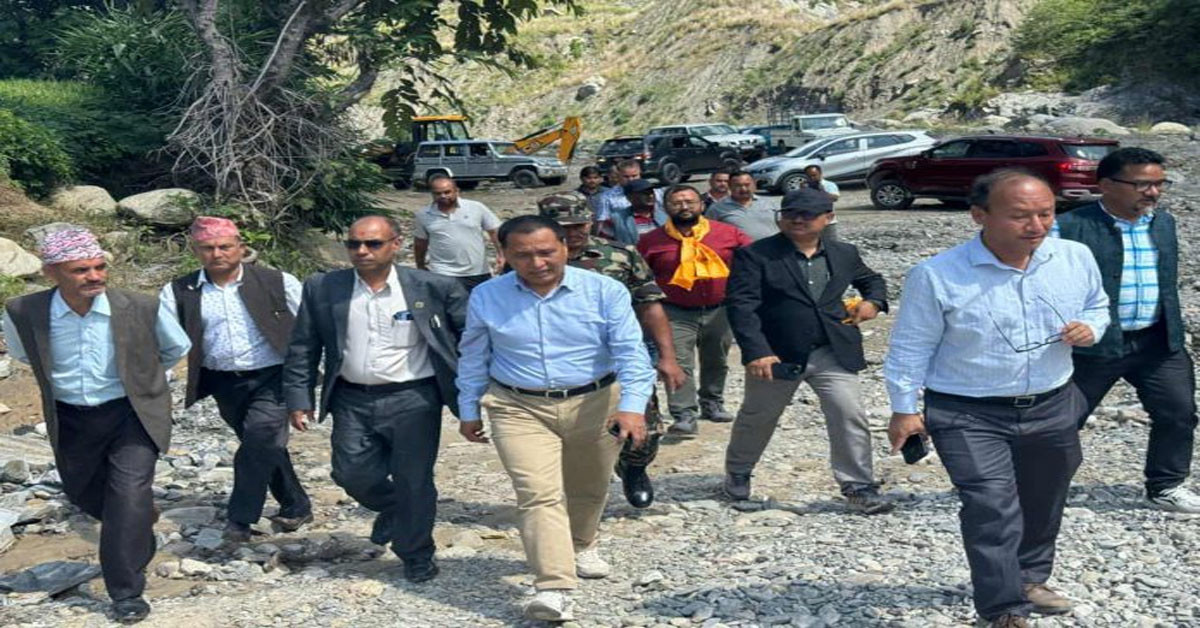 मन्त्री कुलमान घिसिङद्वारा बीपी राजमार्गसहित पूर्वाधारहरूको स्थलगत निरीक्षण