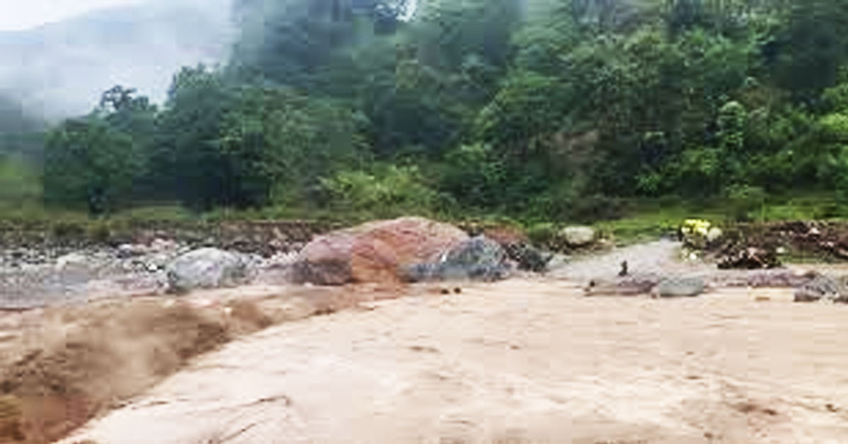 बाढी–पहिरोले मेची राजमार्ग र तमोर कोरिडोर अवरुद्ध, वैकल्पिक मार्ग प्रयोग