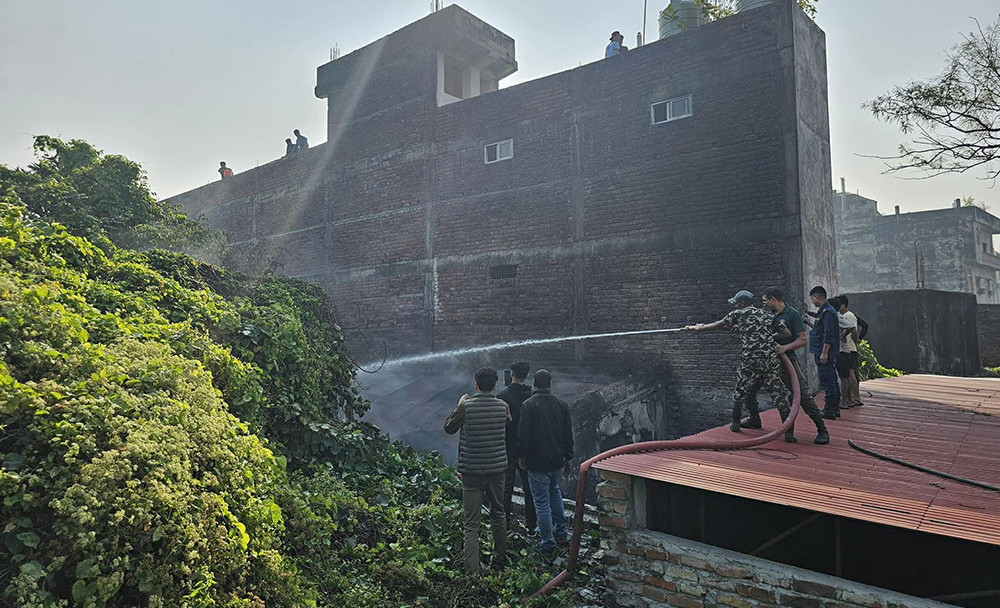 विराटनगरको मेनरोडमा आगलागी, नियन्त्रणको प्रयास जारी