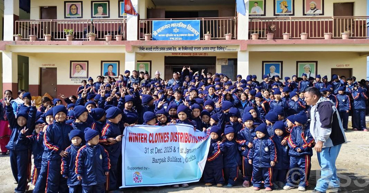 बालबालिकालाई न्यानो कपडा वितरण