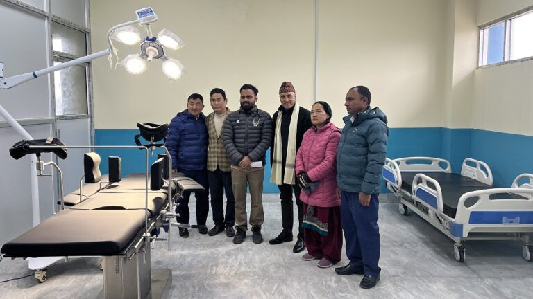सिद्धार्थ बैंकद्वारा हरिवन नगर अस्पताललाई प्रसूति उपकरण हस्तान्तरण