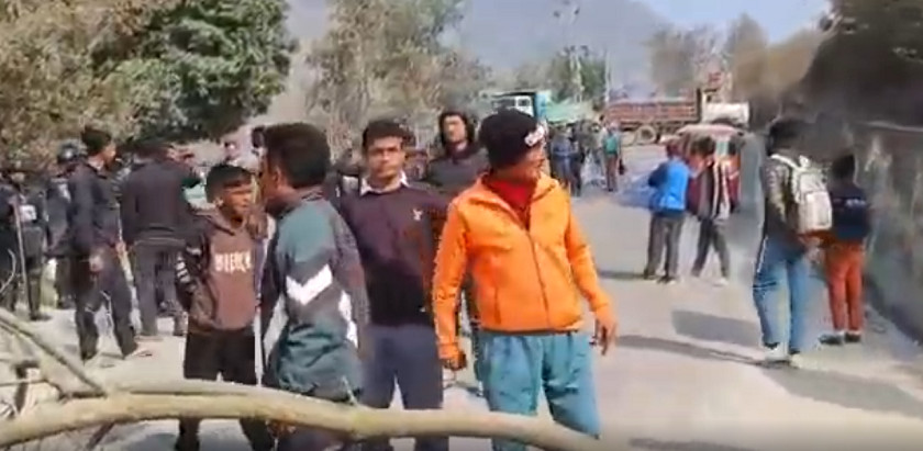 बस दुर्घटनाको सत्य तथ्य छानबिन गर्न माग गर्दै मन्थली-खुर्कोट सडक अवरुद्ध