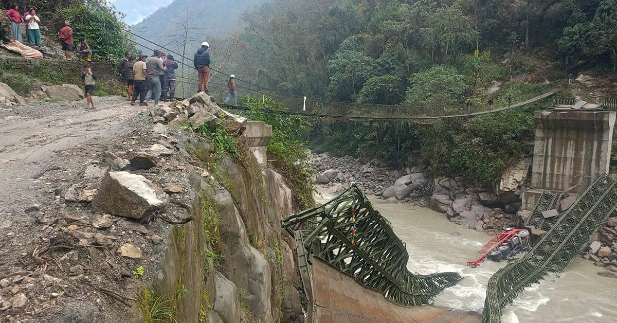अरुण नदीको बेलीब्रिज भाँचियो