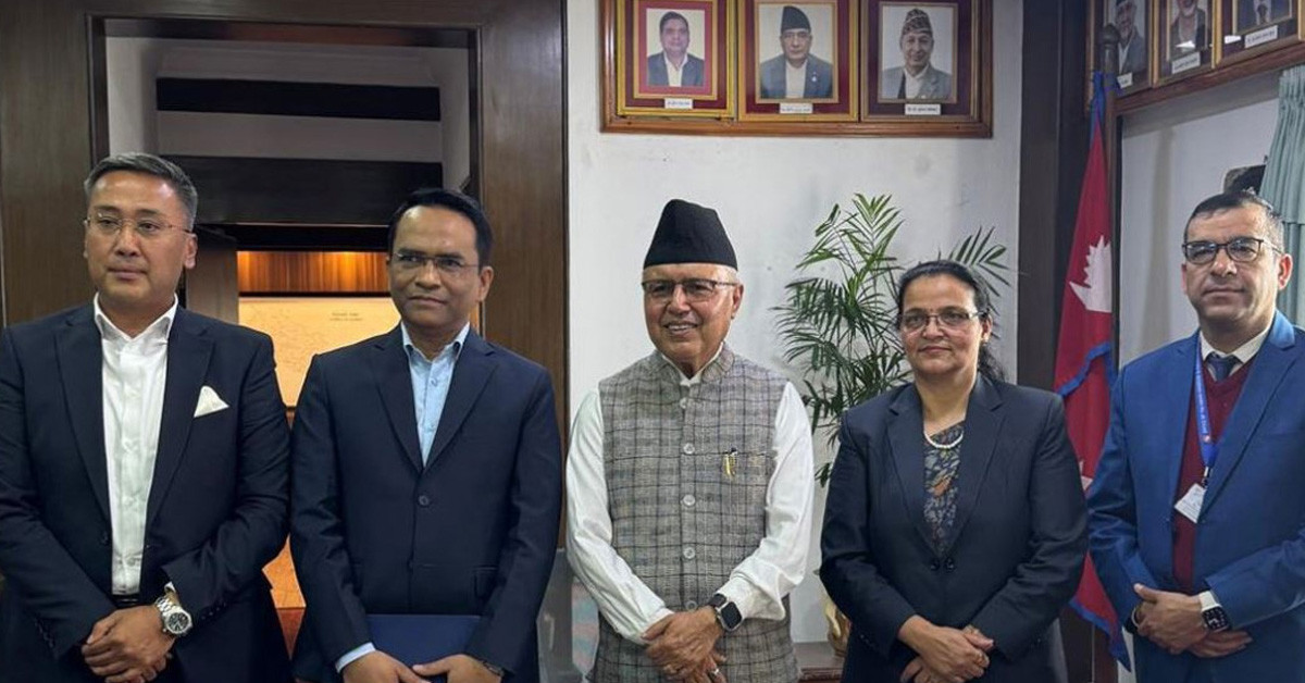 बैंक, बीमा र पुँजीबजार नियामकसँग अर्थमन्त्रीको छलफल