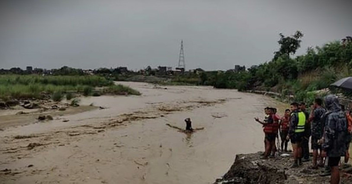 तिनाउको बाढीमा फसेका युवकको उद्धार
