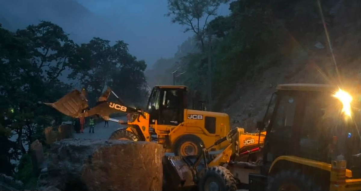 पहिराेले अवरुद्ध चितवन तर्फको सडक खुल्यो, धादिङतर्फ अझै अवरुद्ध