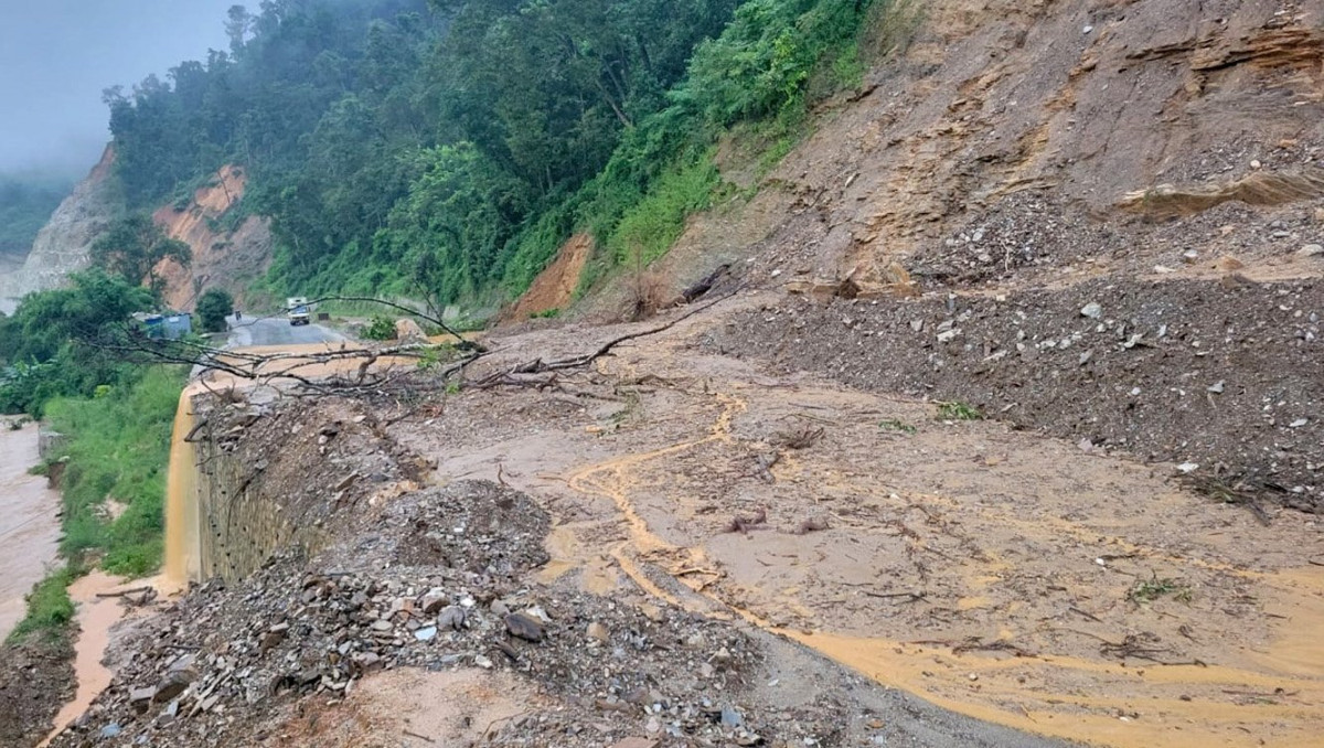 वर्षाले मुख्य सडक अवरुद्ध, यात्रामा सतर्कता अपनाउन प्रहरीको आग्रह