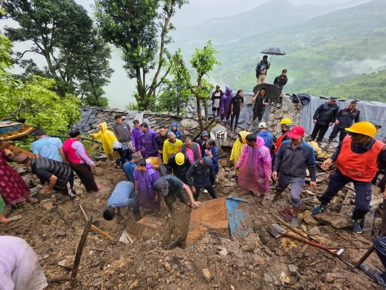 बाजुराको ताम्सु गाउँमा पहिरोको त्रास, ६० परिवार सुरक्षित बासको खोजीमा