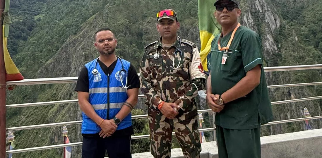 नेपाली सेना र ट्रमा सेन्टरको टोली बाढी प्रभावित क्षेत्रमा