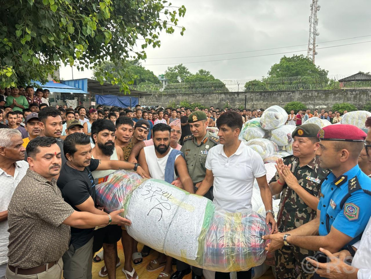 चितवनका कैदीबन्दीद्वारा भोटेकोशी बाढीपीडितलाई ३ लाख ६७ हजारको सहयोग