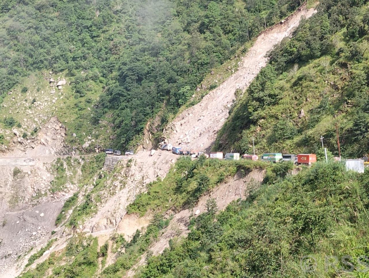 पृथ्वी राजमार्ग अवरुद्ध भएपछि कान्ति लोकपथमा बढ्यो मालवाहक सवारीको चाप
