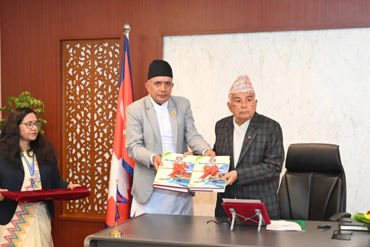राष्ट्रपति पौडेलसमक्ष राष्ट्रिय प्राकृतिक स्रोत तथा वित्त आयोगको वार्षिक प्रतिवेदन पेस